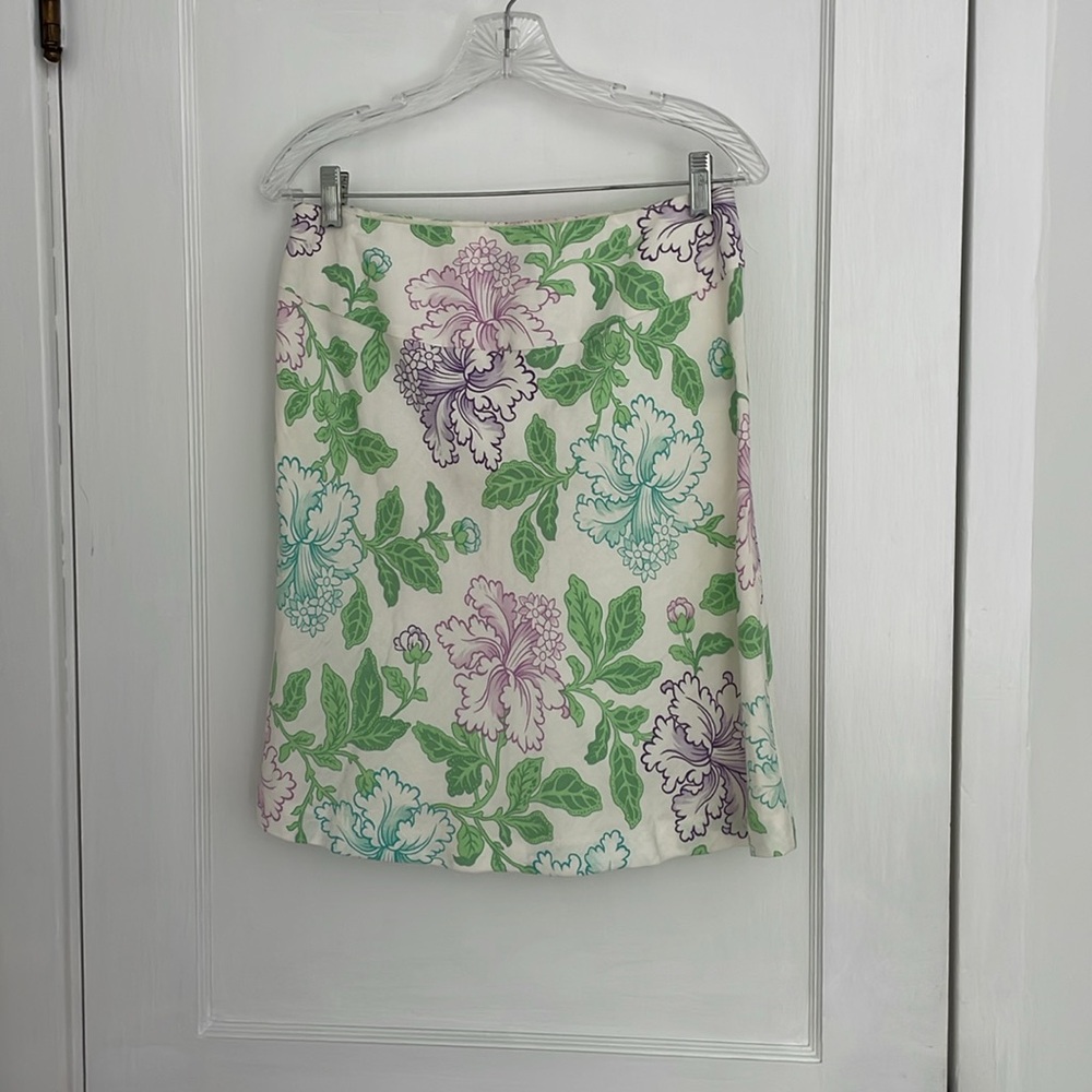 Vintage skirt. Flattering A line silhouette. fully lined with hidden side zip.